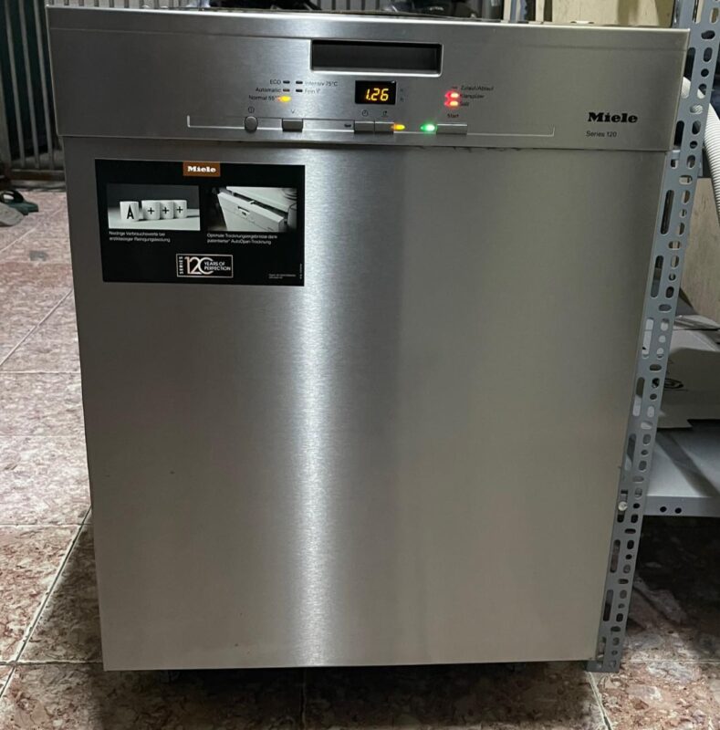 Kỹ thuật viên xử lý lỗi không có nước nóng máy rửa bát Miele tại nhà khách hàng