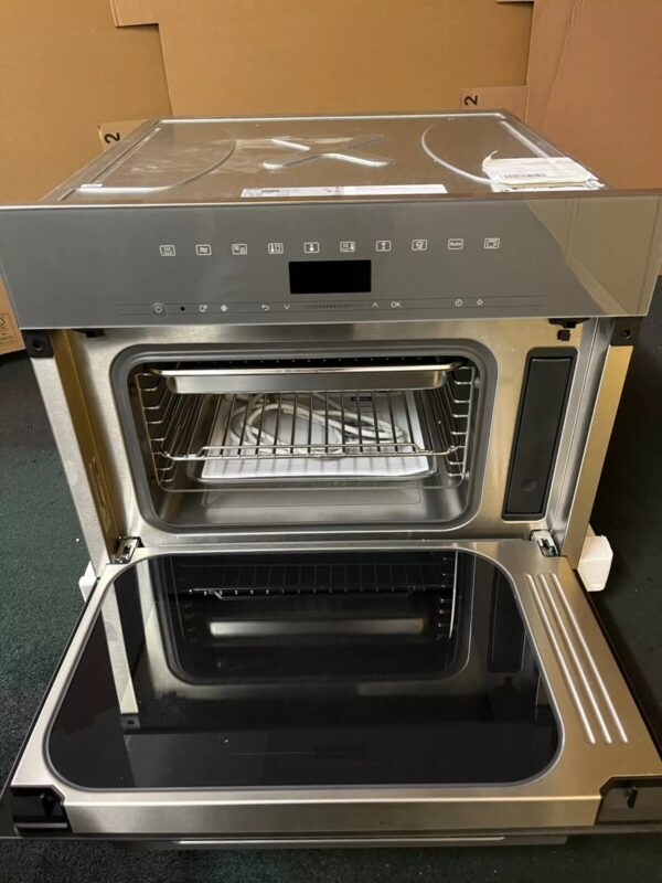 Kỹ thuật viên xử lý lỗi mất nguồn trên lò hấp kèm vi sóng miele tại nhà khách hàng