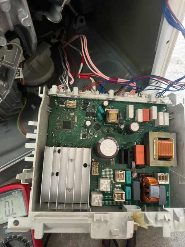 Máy giặt miele mất nguồn được kỹ thuật viên xử lý tại nhà khách hàng